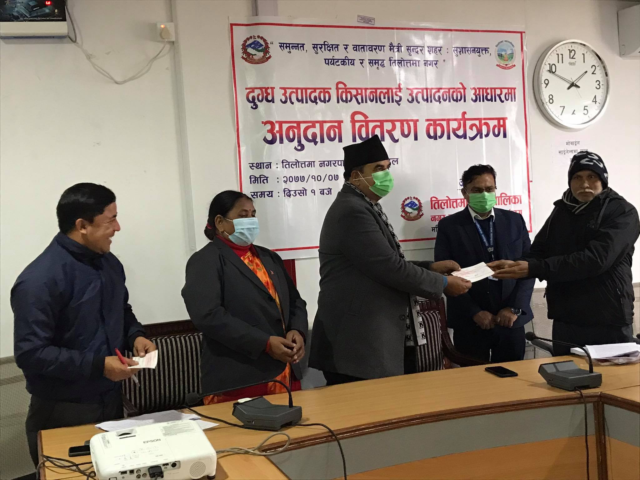 अनुदान वितरण गर्रै तिलाेत्तमा नगरपालिका